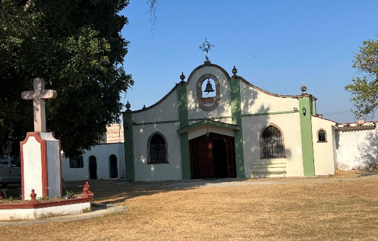 Vista exterior de la capilla con la cruz
